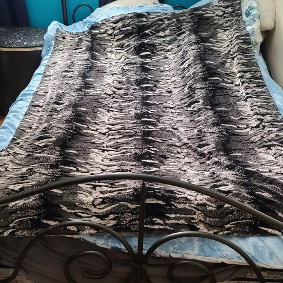 Large, soft, and warm black and white patterned throw blanket - Picture 1 of 3